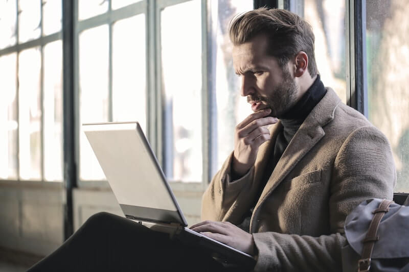 uomo che pensa come risparmiare costi bancari