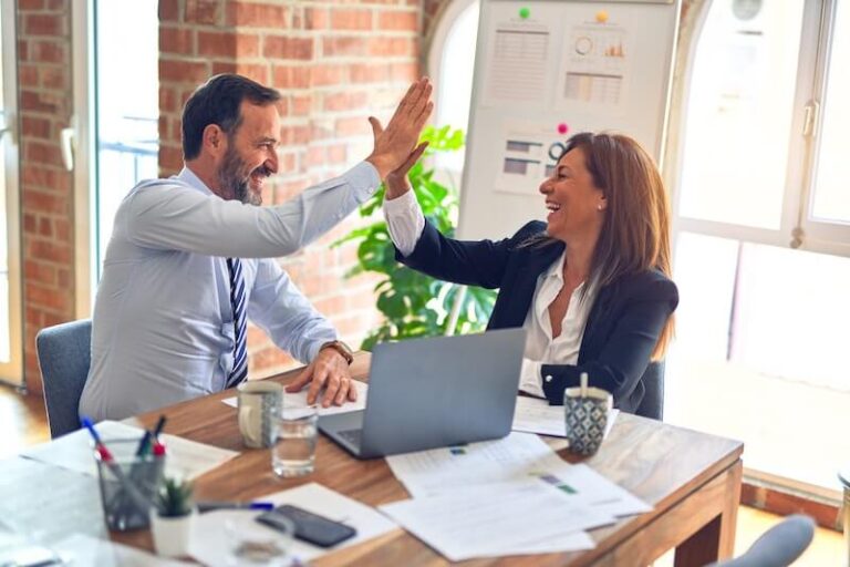 coppia felice in ufficio come contabilizzare i costi bancari da un unica postazione