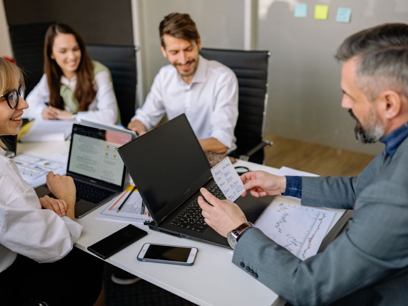 due uomini e due donne lavorano soddisfatti in ufficio