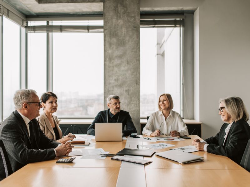 uomini e donne in ufficio