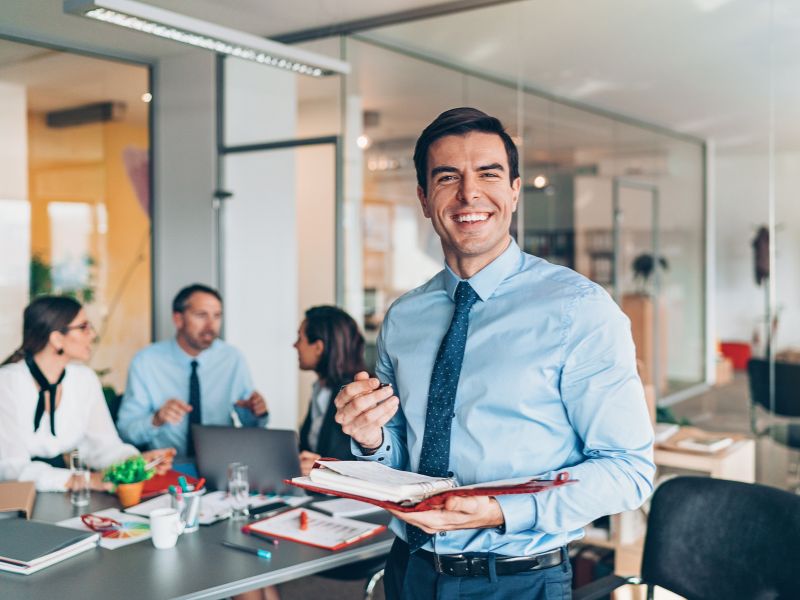 uomo in ufficio che monitora i processi di organizzazione aziendale