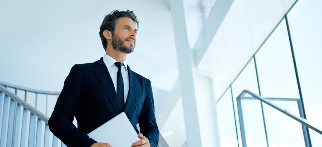 uomo scende le scale in un complesso di uffici