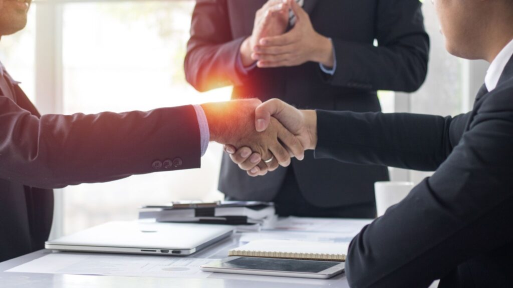 persone si stringono la mano in ufficio