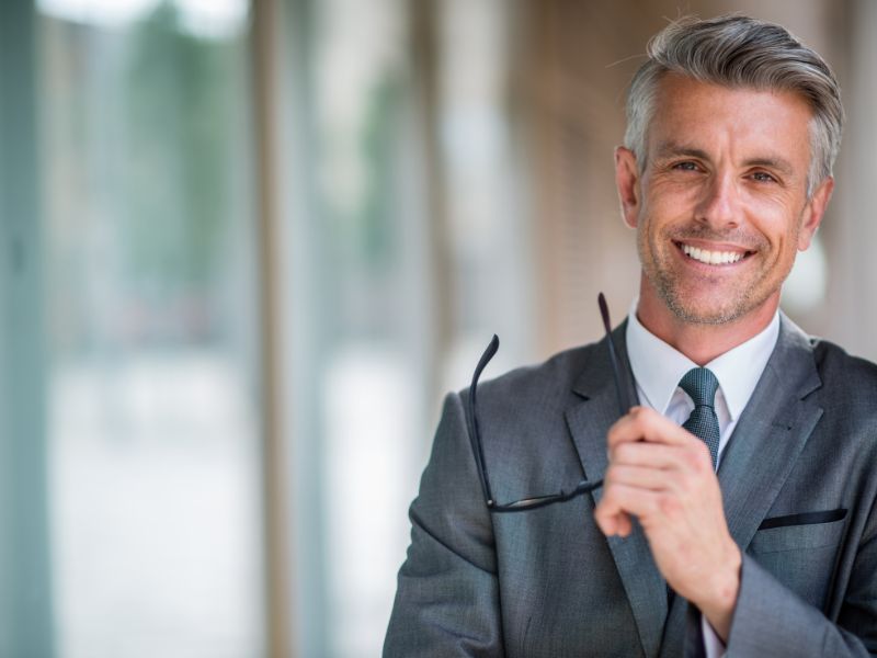uomo sorridente in ufficio
