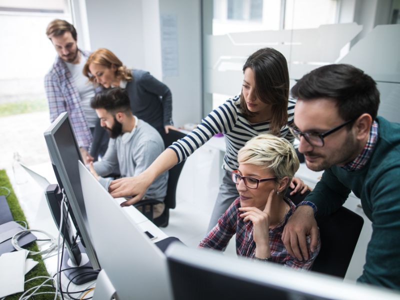 persone in ufficio impiegano software per la gestione della tesoreria