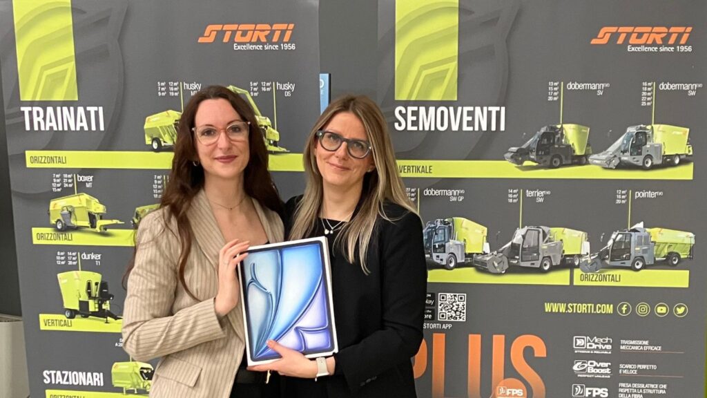 consegna dell'Ipad al vincitore del progetto con survey Gold Next