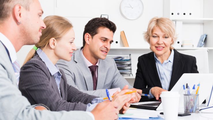 persone in ufficio soddisfatte dle processo di gestione della crisi di impresa preventiva