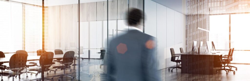 uomo di spalle in ufficio