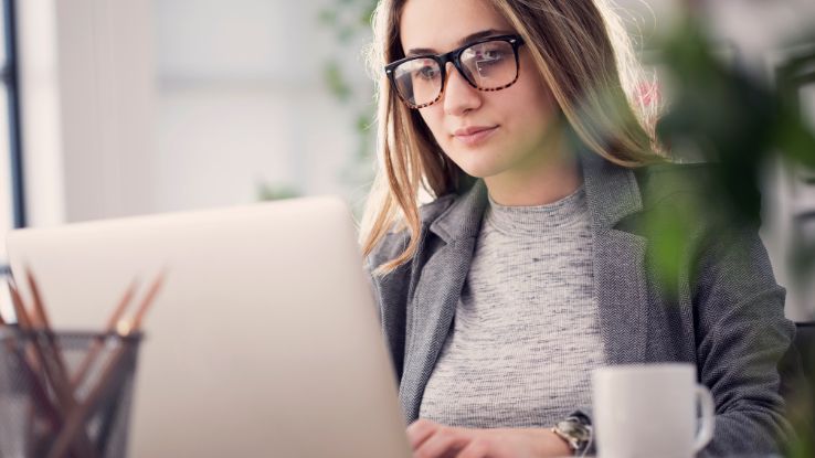 ragazza al computer