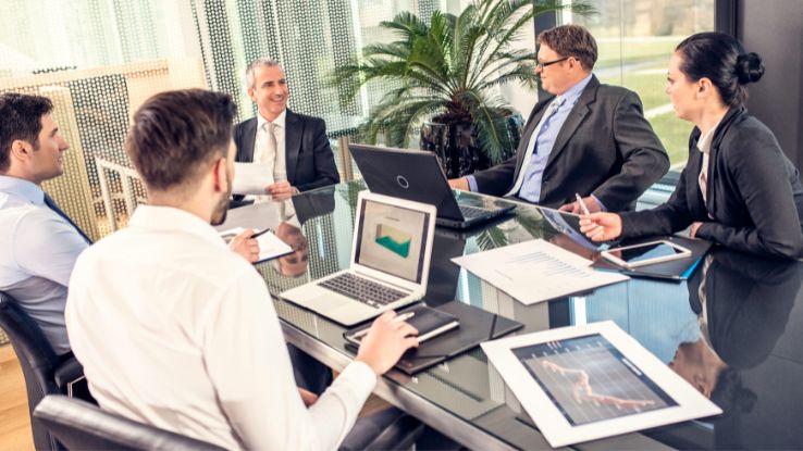 persone discutono al tavolo di un ufficio