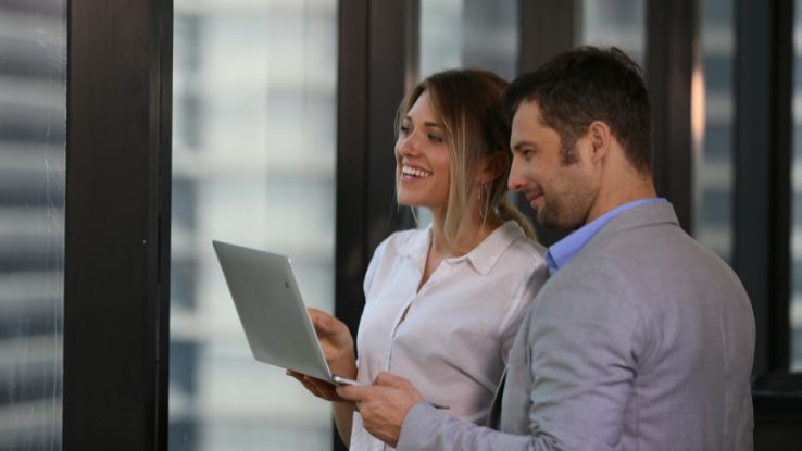 persone felici usano software golsd la tesoreria e cash flow per la gestione e la pianificazione della finanza aziendale