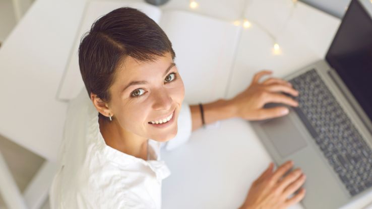 ragazza usa programma di pianificazione della finanza aziendale