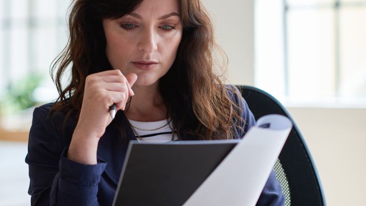 donna al computer pensa alla digitalizzazione della tesoreria aziendale