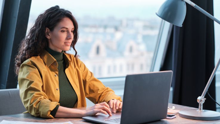 ragazza usa programma per la gestione del cash flow in azienda