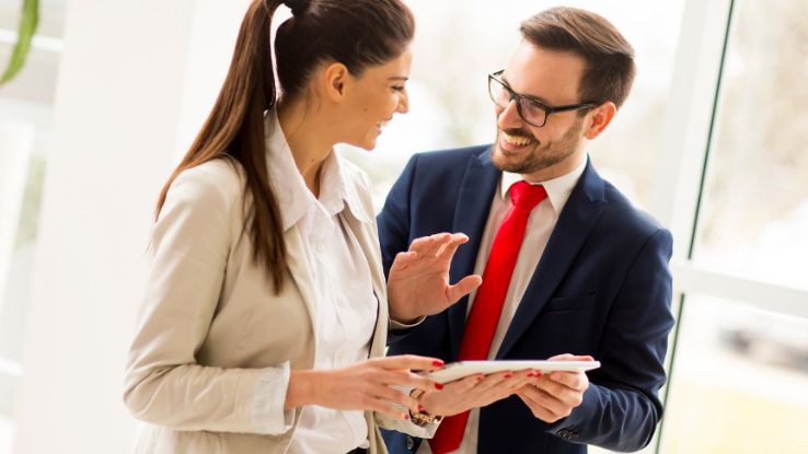 un uomo e una donna in ufficio con un tablet