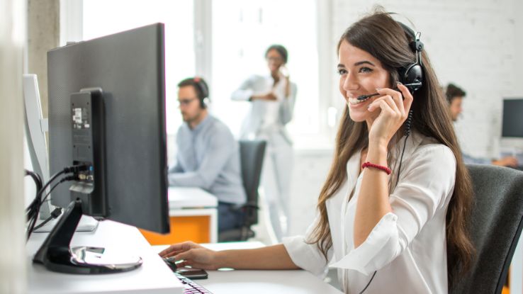 ragazza sorridente in azienda con dotazione tecnologica