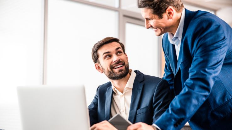 due colleghi parlano in ufficio